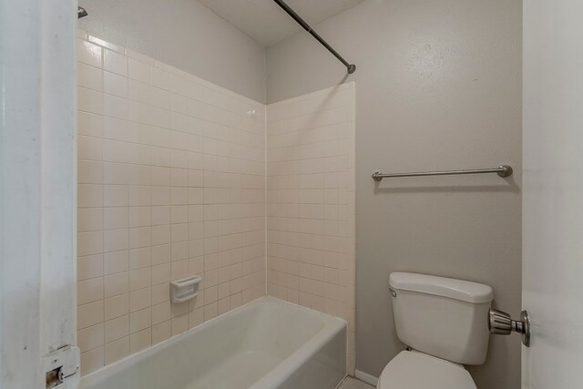 1600 Lagoona Ln, Edgecliff Village, TX 76134 - bathroom with toilet and tub / shower combination