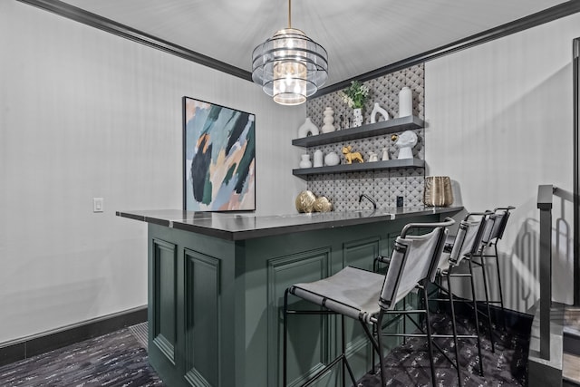 indoor wet bar with baseboards, dark wood-type flooring, a chandelier, crown molding, and pendant lighting