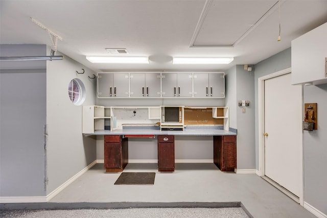 kitchen featuring concrete floors, baseboards, and decorative backsplash