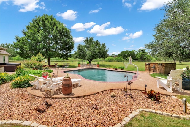 3568 Green Meadows Dr, Glen Rose, TX 76043 - view of swimming pool featuring a patio and a jacuzzi