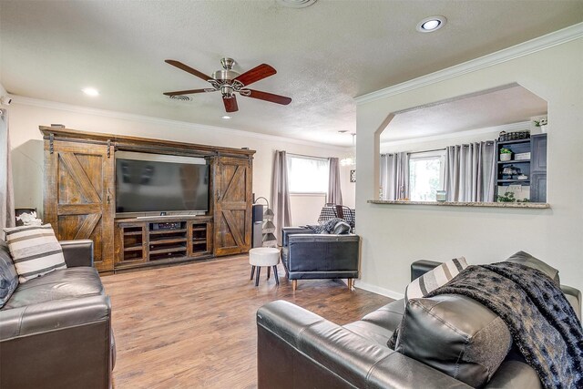3554 Cromart Ct N, Fort Worth, TX 76133 - living area with a ceiling fan, wood finished floors, crown molding, recessed lighting, and baseboards