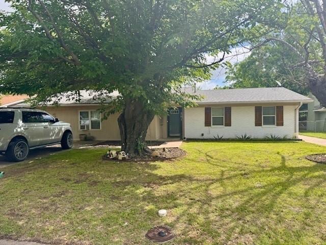 261 Barker St, Stephenville, TX 76401 - ranch-style house with a front lawn