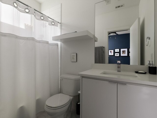1510 N Washington Ave Unit 503, Dallas, TX 75204 - full bath featuring toilet, vanity, and shower / bathtub combination with curtain