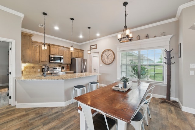 2607 Austin Dr, Granbury, TX 76048 - dining space featuring dark wood finished floors, crown molding, baseboards, a chandelier, and recessed lighting