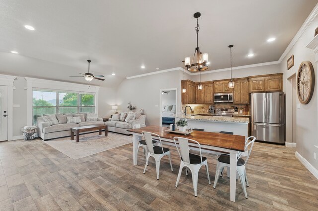 2607 Austin Dr, Granbury, TX 76048 - dining room featuring a ceiling fan, light wood-style flooring, baseboards, crown molding, and recessed lighting