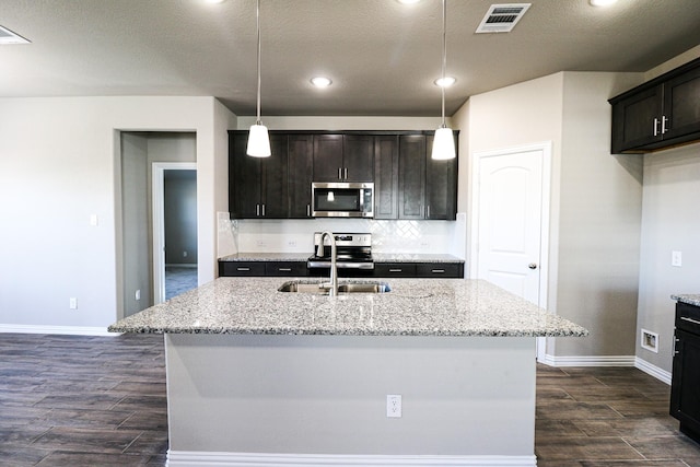 504 Lakeway Ln, Justin, TX 76247 - kitchen with appliances with stainless steel finishes, a sink, dark wood-style floors, baseboards, and recessed lighting