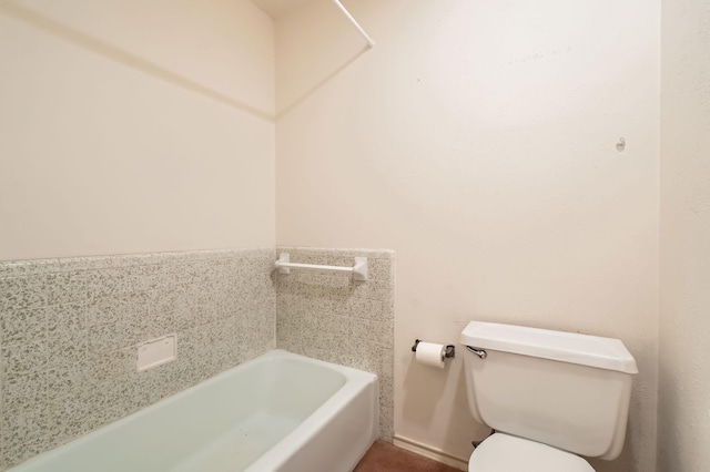 107 San Medina Ln, Joshua, TX 76058 - full bath featuring a tub and toilet