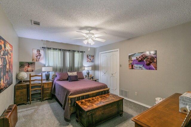 bedroom with carpet flooring, a ceiling fan, a textured ceiling, and a closet