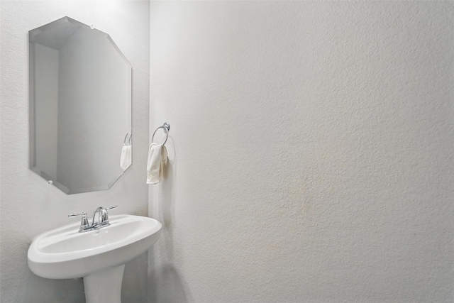 bathroom featuring a sink