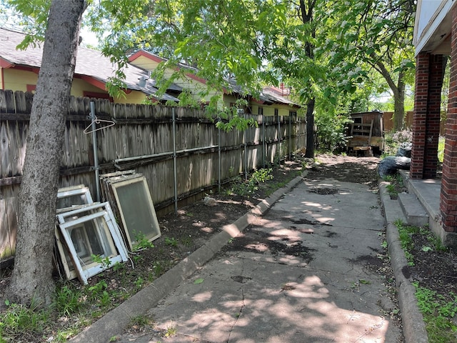218 E 5th St, Dallas, TX 75203 - view of yard with fence and a patio