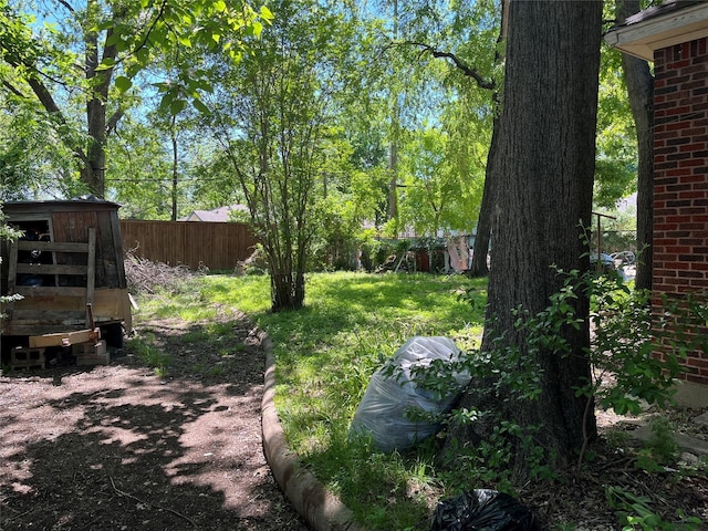 218 E 5th St, Dallas, TX 75203 - view of yard with fence and an outbuilding