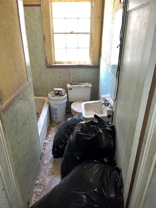 218 E 5th St, Dallas, TX 75203 - full bath with a bath and toilet