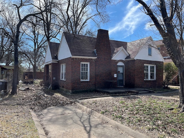 218 E 5th St, Dallas, TX 75203 - english style home featuring brick siding and a chimney