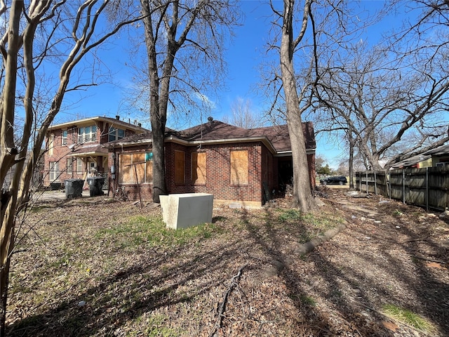 218 E 5th St, Dallas, TX 75203 - view of side of home featuring brick siding and fence