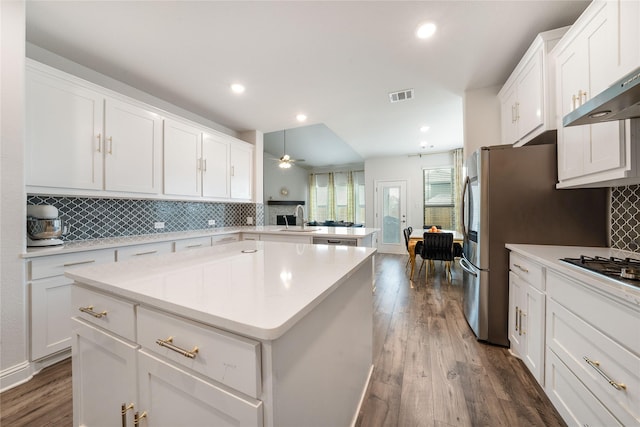 2507 Henley Way, Mansfield, TX 76084 - kitchen featuring a sink, a ceiling fan, tasteful backsplash, dark wood-type flooring, and recessed lighting