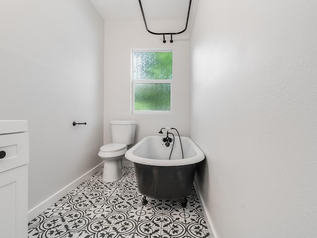 610 SW 3rd St, Kerens, TX 75144 - full bathroom with baseboards, a soaking tub, and toilet
