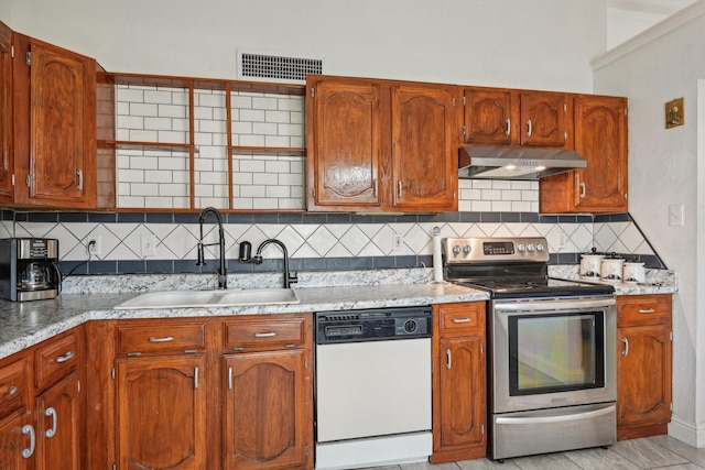 7600 Independence Dr, The Colony, TX 75056 - kitchen with dishwasher, stainless steel electric range, under cabinet range hood, a sink, and decorative backsplash
