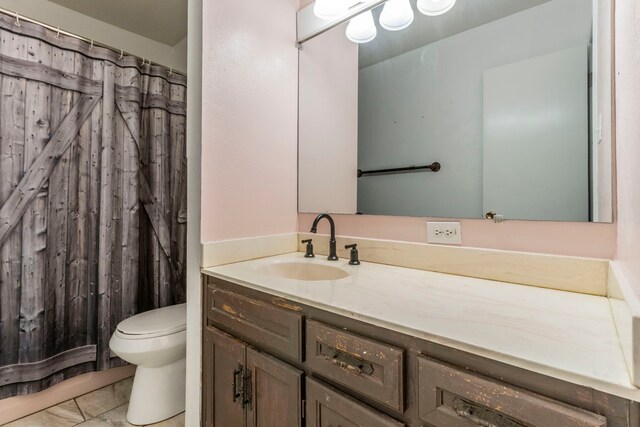 full bath featuring toilet, vanity, and a shower with shower curtain