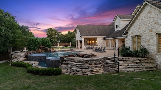 1020 Canyon Trl, Waco, TX 76657 - pool at dusk with an infinity pool, a patio, and outdoor dining space