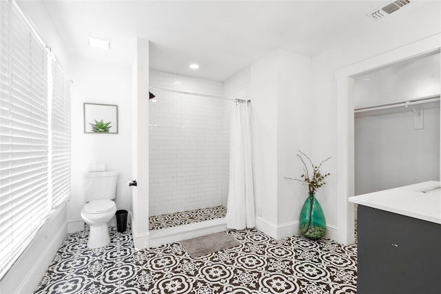 2511 Lipscomb St, Fort Worth, TX 76110 - full bath featuring toilet, a closet, tiled shower, vanity, and recessed lighting