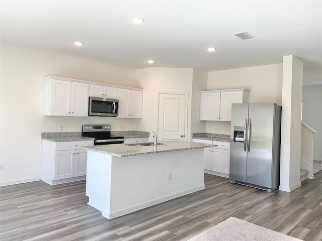 2617 Silver Leaf Ln, Anna, TX 75409 - kitchen with appliances with stainless steel finishes, light wood finished floors, a sink, white cabinetry, and recessed lighting