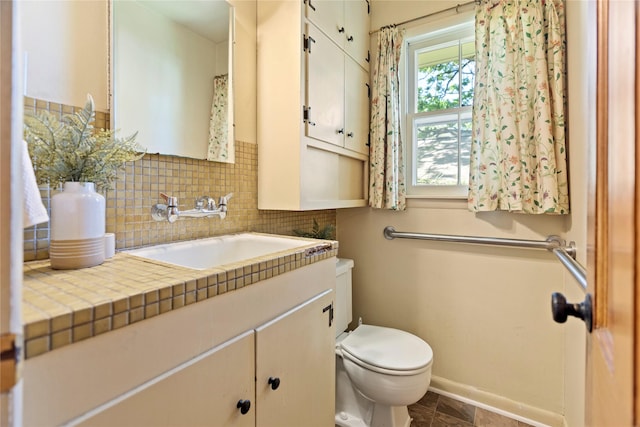 214 Country Club Rd, Hillsboro, TX 76645 - bathroom featuring toilet, baseboards, vanity, and decorative backsplash