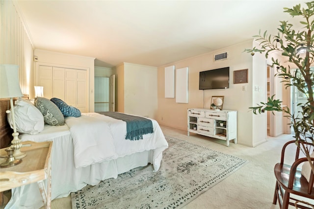 214 Country Club Rd, Hillsboro, TX 76645 - carpeted bedroom featuring a closet and crown molding