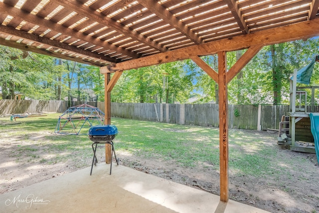view of yard featuring a patio