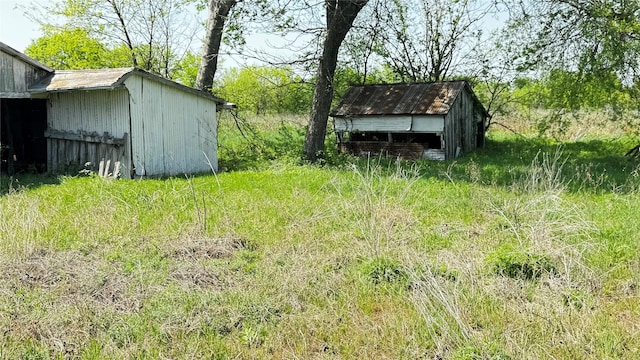 718 Ender Rd, Waco, TX 76706 - view of yard featuring an outdoor structure and a storage unit