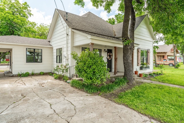 608 N Belknap, Stephenville, TX 76401 - view of front facade with a shingled roof and a front yard