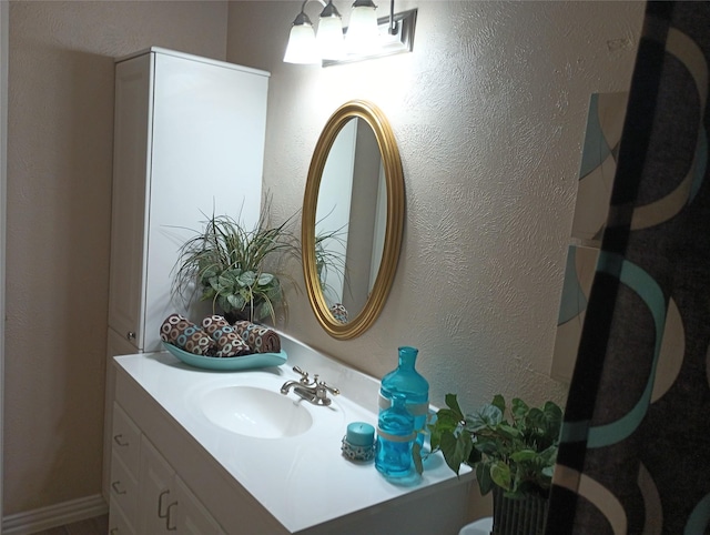 539 W Lookout Dr Unit 135, Richardson, TX 75080 - bathroom with vanity and a chandelier