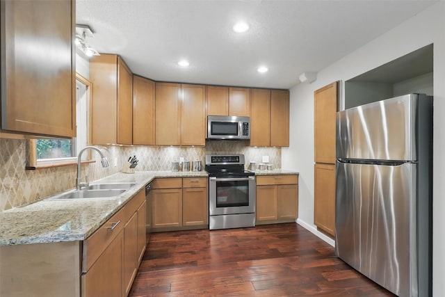 1738 Northaven Ct, Arlington, TX 76012 - kitchen featuring stainless steel appliances, a sink, dark wood-type flooring, backsplash, and recessed lighting