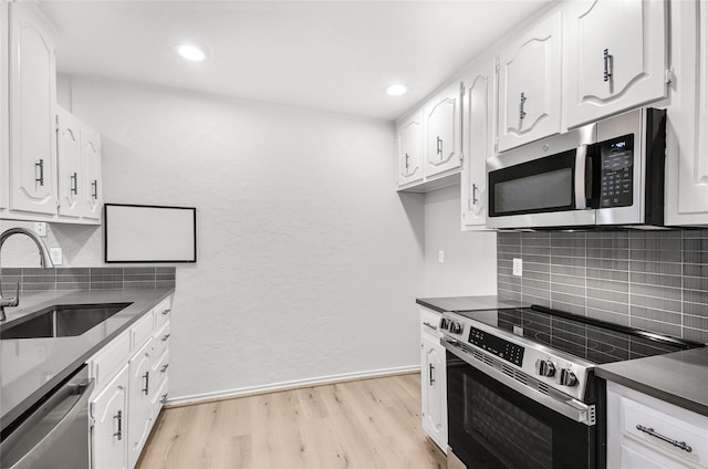 3022 Westforest Dr, Dallas, TX 75229 - kitchen with appliances with stainless steel finishes, a sink, light wood finished floors, backsplash, and recessed lighting