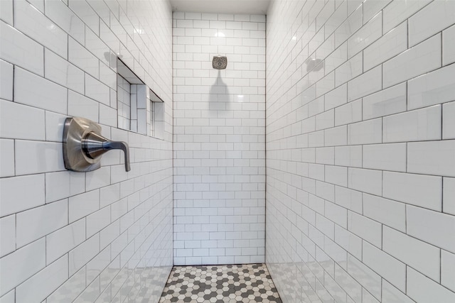 bathroom featuring tiled shower