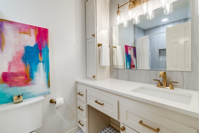 4229 Cole Ave Unit 115, Dallas, TX 75205 - bathroom with toilet, vanity, curtained shower, and baseboards