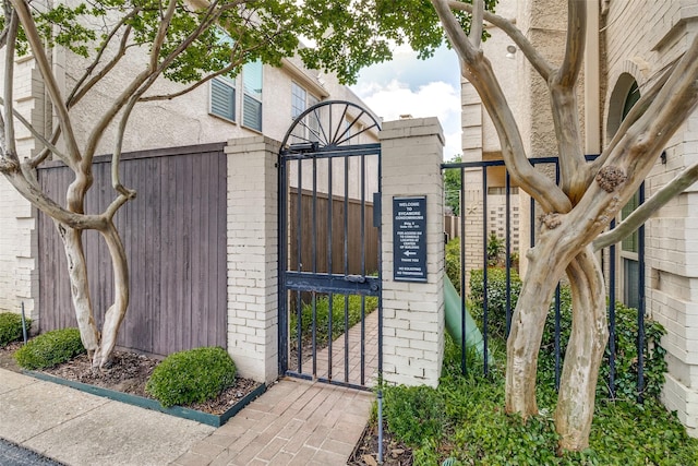 4229 Cole Ave Unit 115, Dallas, TX 75205 - gate featuring fence