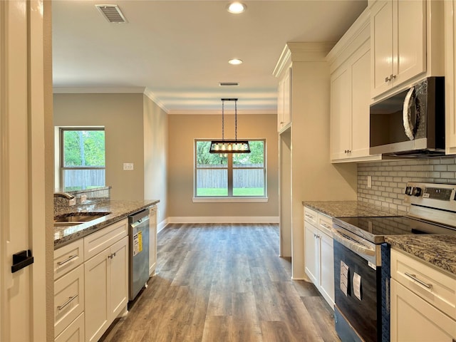 2004 Clay St, Mabank, TX 75147 - kitchen featuring stainless steel appliances, a sink, healthy amount of natural light, backsplash, and recessed lighting