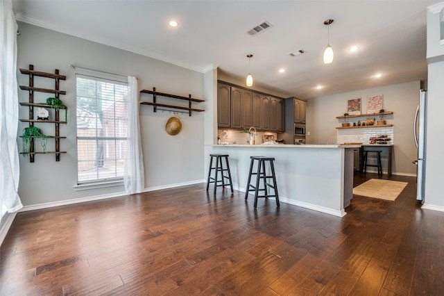 6308 Bittersweet Dr, Arlington, TX 76001 - kitchen featuring open shelves, a breakfast bar, stainless steel appliances, a peninsula, and baseboards