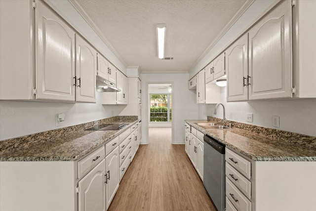kitchen featuring dishwasher, black electric cooktop, a sink, light wood-style floors, and ceiling fan