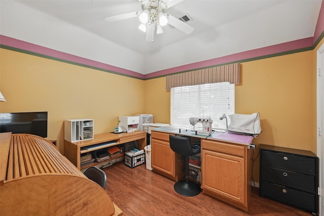 home office with dark wood-type flooring and a ceiling fan