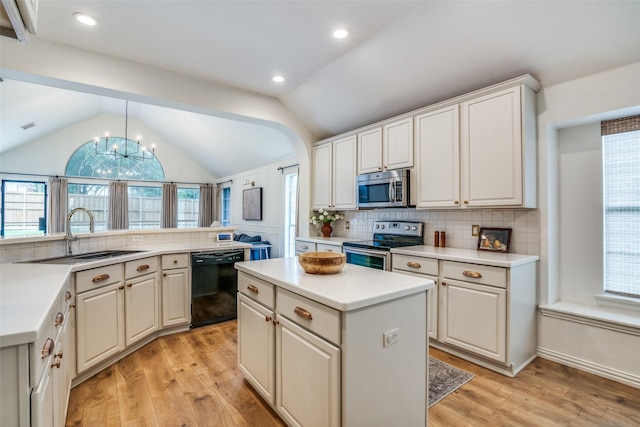 6520 Creek Crossing Ln, Sachse, TX 75048 - kitchen featuring stainless steel appliances, a sink, a kitchen island, light wood finished floors, and vaulted ceiling