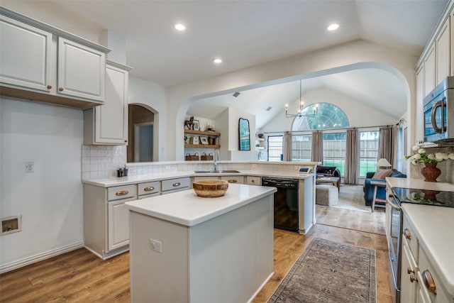 6520 Creek Crossing Ln, Sachse, TX 75048 - kitchen featuring stainless steel appliances, a sink, vaulted ceiling, open floor plan, and a peninsula