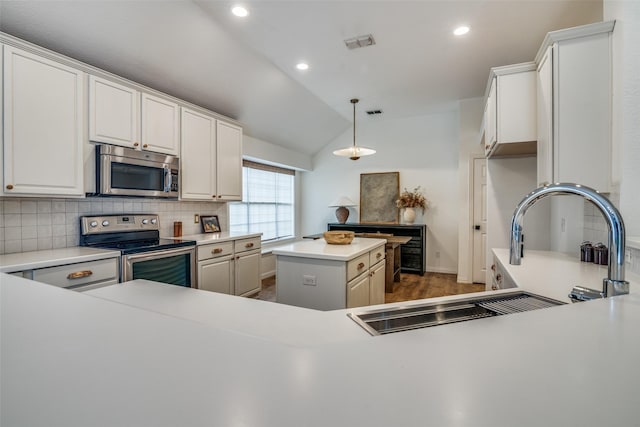 6520 Creek Crossing Ln, Sachse, TX 75048 - kitchen featuring stainless steel appliances, a sink, lofted ceiling, decorative backsplash, and light countertops