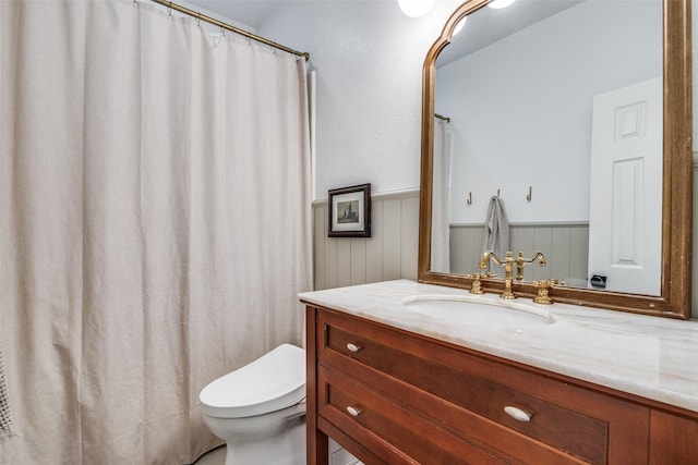 6520 Creek Crossing Ln, Sachse, TX 75048 - full bath with wainscoting, toilet, and vanity