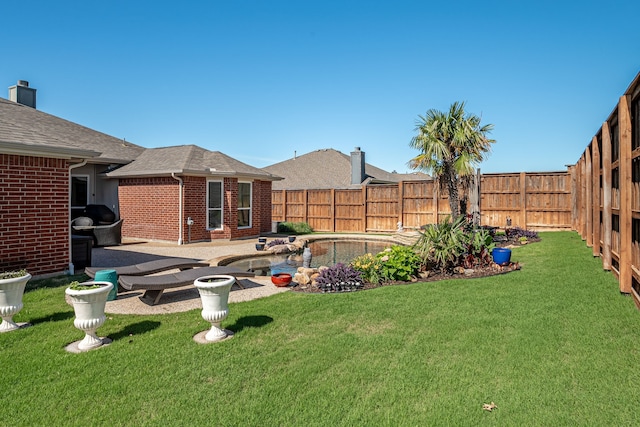 view of yard featuring a patio area