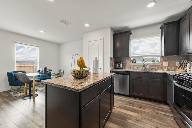 13713 Beaverhead St, Ponder, TX 76259 - kitchen with stainless steel appliances, a sink, plenty of natural light, backsplash, and recessed lighting