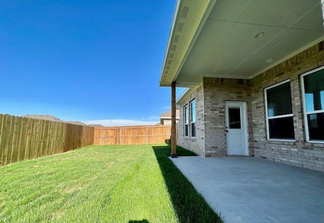 view of yard featuring a patio