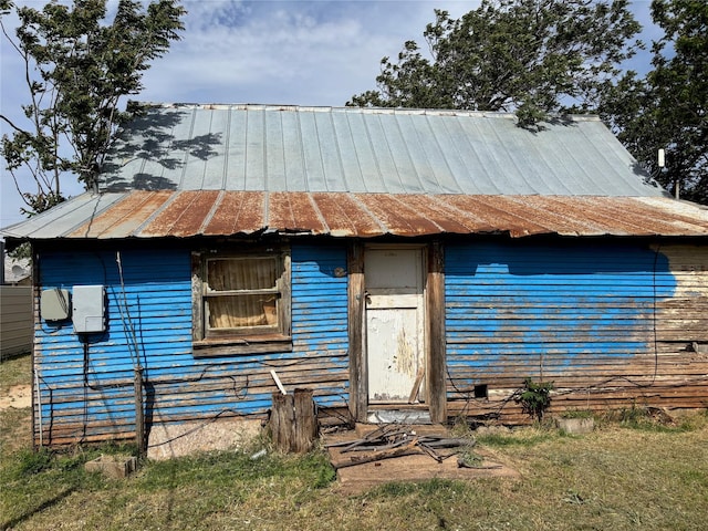 view of front of property with metal roof
