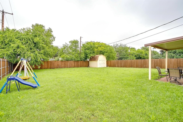 view of yard featuring a shed and an outdoor structure
