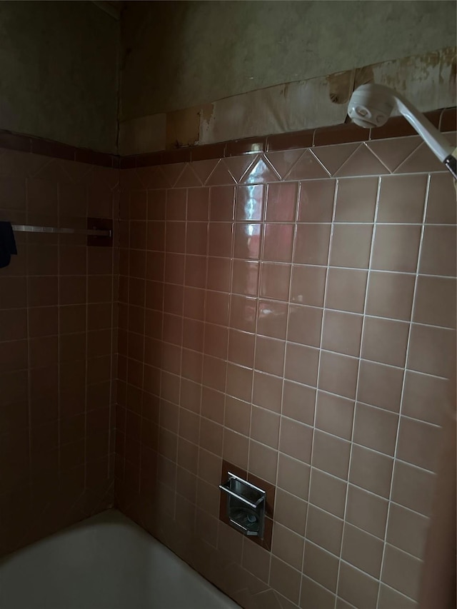 bathroom view of shower / washtub combination